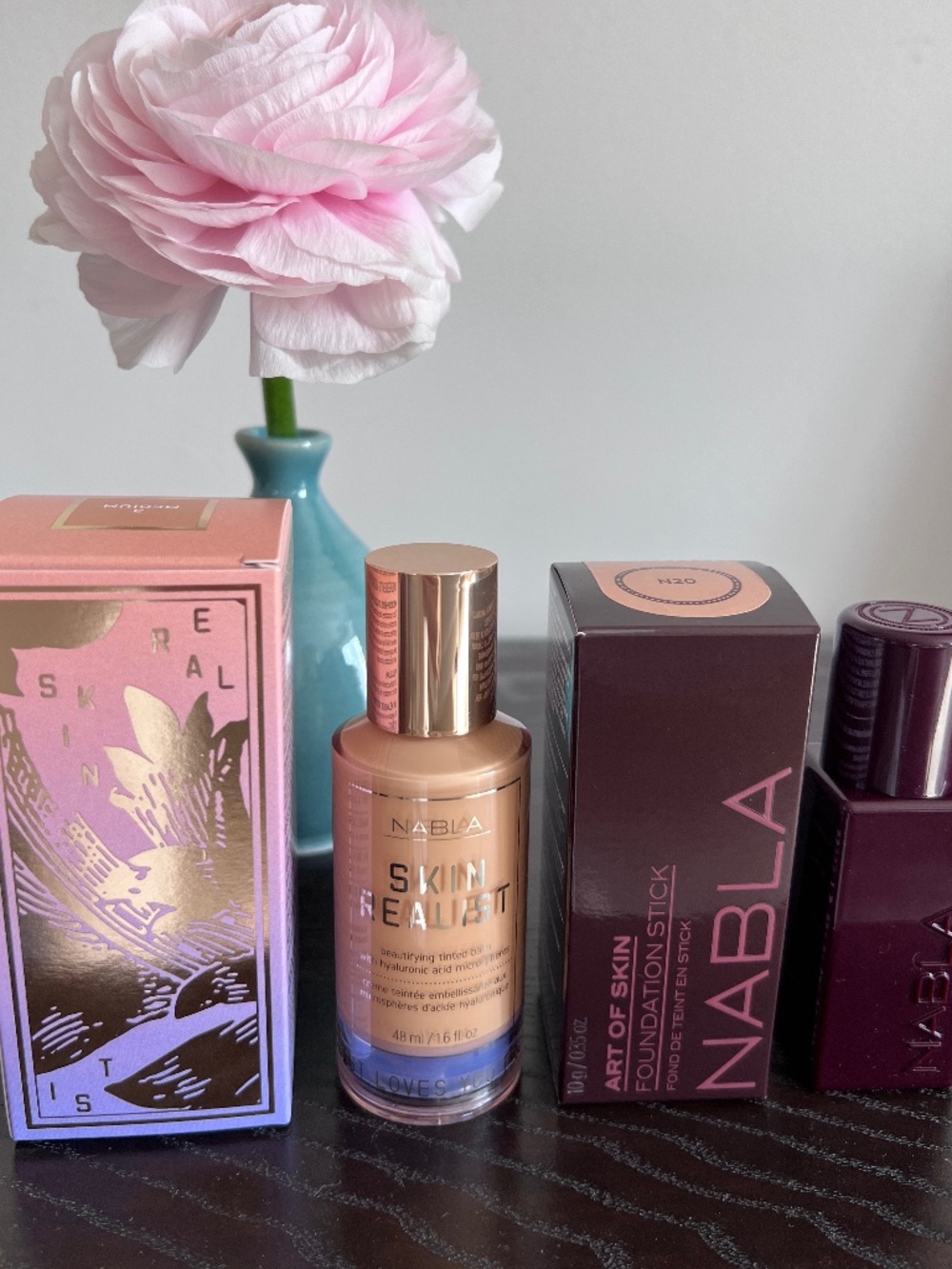 NABLA Foundation Skin Realist 3 Medium & Art of Skin Foundation N20 - Italy